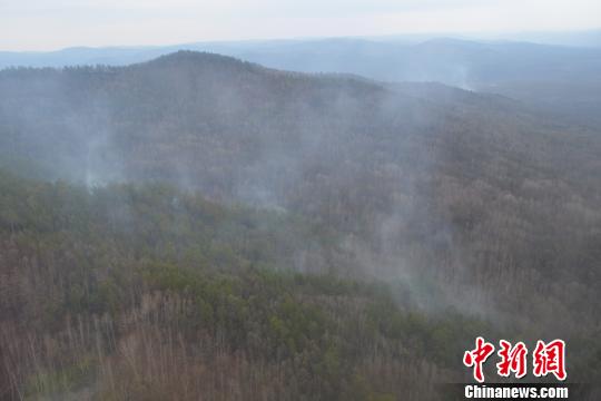 圖為俄過境大火蔓延內(nèi)蒙古大興安嶺現(xiàn)場 武警內(nèi)蒙古森林總隊大興安嶺支隊 攝