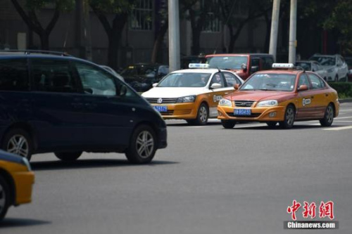 資料圖：行駛在路上的傳統(tǒng)出租車。<a target='_blank' href='http://www.chinanews.com/' >中新網(wǎng)</a>記者 金碩 攝