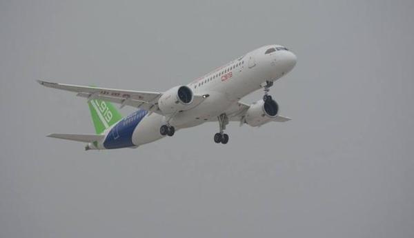 C919機長揭秘首飛：飛行過程中全程背著救生衣