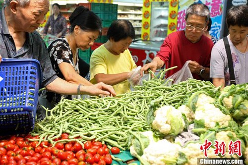 資料圖：北京消費者在超市內選購蔬菜。<a target='_blank' href='http://www.chinanews.com/'>中新社</a>發(fā) 張浩 攝