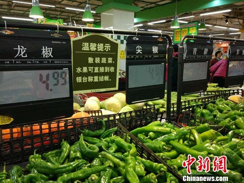 資料圖：市民在超市選購蔬菜。<a target='_blank' href='http://www.chinanews.com/' >中新網(wǎng)</a>記者 李金磊 攝