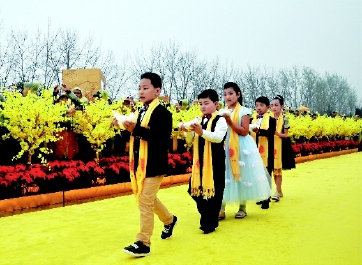     ▲來自大陸和臺灣、香港、澳門地區(qū)及美國的小朋友放飛和平鴿。