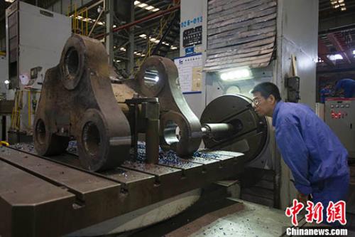 資料圖：圖為山西太重工人正在生產(chǎn)機(jī)械配件。<a target='_blank' href='http://www.chinanews.com/'>中新社</a>記者 張云 攝