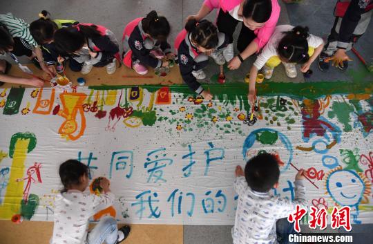 4月19日，江西省新余市蓓蕾幼兒園的小朋友在創(chuàng)作保護(hù)地球主題繪畫作品?！≈芰痢z