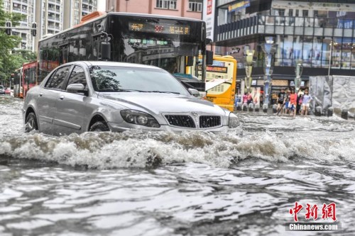 資料圖：5月24日，廣州江燕路，市民“踏浪”出行。<a target='_blank' href='http://www.chinanews.com/'>中新社</a>記者 陳驥旻 攝