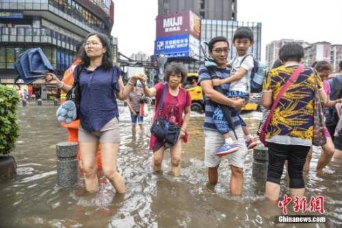 資料圖：5月24日，廣州江燕路，市民“踏浪”出行。<a target='_blank' href='http://www.chinanews.com/'>中新社</a>記者 陳驥旻 攝