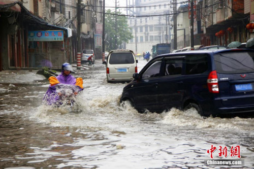  資料圖：5月14日夜間至15日清晨，廣西遭暴雨侵襲，柳州市部分路段內(nèi)澇嚴重。朱柳融 攝