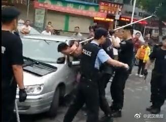 武漢街頭一男子赤身裸體當(dāng)街捅路人 致1死3傷