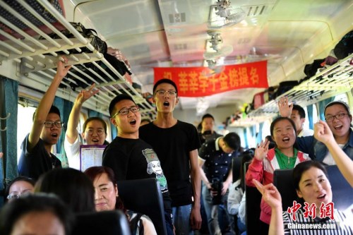 資料圖：2017年6月5日，乘坐“高考專列”的學(xué)生在車廂內(nèi)集體加油助威。<a target='_blank' href='http://www.chinanews.com/'>中新社</a>記者 王舒 攝