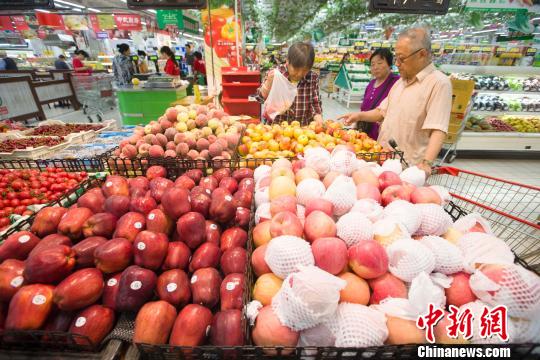 山西太原，民眾在超市選購(gòu)水果?！?jiān)?攝