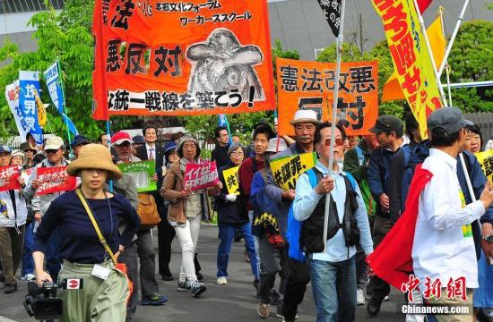 當(dāng)?shù)貢r(shí)間5月3日，數(shù)萬日本民眾在東京舉行集會(huì)和游行，為整整經(jīng)歷了70個(gè)年頭的日本戰(zhàn)后憲法“點(diǎn)贊”，呼吁維護(hù)和平憲法，反對(duì)執(zhí)政當(dāng)局的修憲企圖。 <a target='_blank' href='http://www.chinanews.com/'>中新社</a>記者 王健 攝