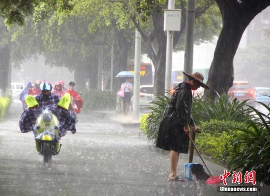 6月16日，廣西柳州市遭暴雨侵襲，一名清潔工在雨中掃地。據(jù)氣象部門發(fā)布信息稱，16日7時(shí)前24小時(shí)，廣西共計(jì)出現(xiàn)75站大暴雨、403站暴雨、562站大雨，強(qiáng)降雨天氣“唱主角”。日前，廣西氣象部門已啟動(dòng)重大氣象災(zāi)害(暴雨)Ⅲ級(jí)應(yīng)急響應(yīng)。 <a target='_blank' href='http://www.chinanews.com/'>中新社</a>記者 朱柳融 攝