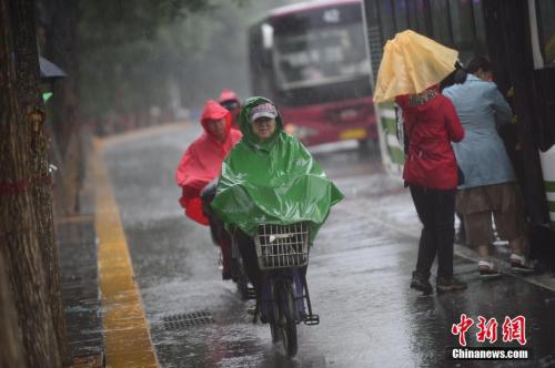 6月22日，呼和浩特迎來降雨。<a target='_blank' href='http://www.chinanews.com/'>中新社</a>記者 劉文華 攝