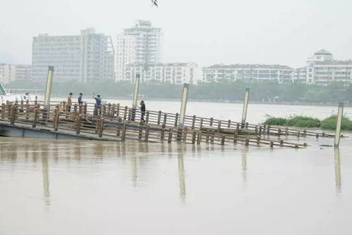 錢塘江流域暴發(fā)建國(guó)后第二大洪水 百年古橋被沖毀