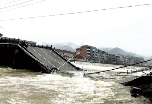 錢塘江流域暴發(fā)建國(guó)后第二大洪水 百年古橋被沖毀