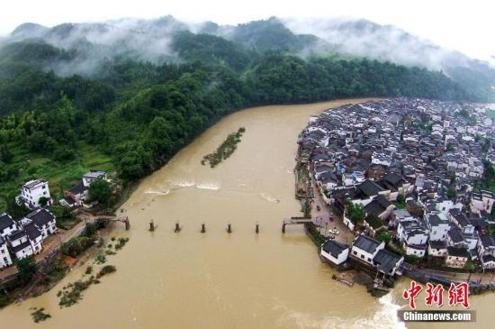 6月25日，中國(guó)減災(zāi)委、民政部對(duì)江西省啟動(dòng)國(guó)家救災(zāi)四級(jí)應(yīng)急響應(yīng)。6月21日至今，江西受強(qiáng)降雨襲擊，多地受淹嚴(yán)重。程新德 攝