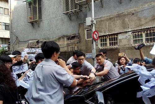 大觀自救會早上突襲“行政院長”住家，阻擋載林全上班的座車，抗議者將座車拖延在巷道內(nèi)約20分鐘，后遭警察排除，林全座車揚長而去。(圖片來源：臺灣《中時電子報》)