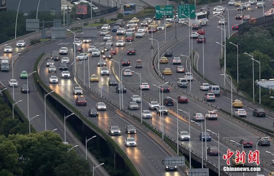 資料圖：外出旅游的民眾駕車有序返程。 泱波 攝