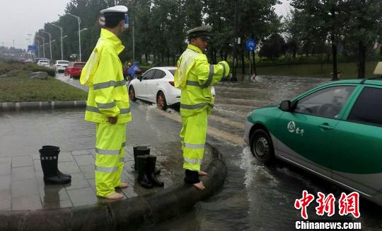 輔警積水中赤腳執(zhí)勤雙腳泡成“豬蹄”感動(dòng)網(wǎng)友（圖）