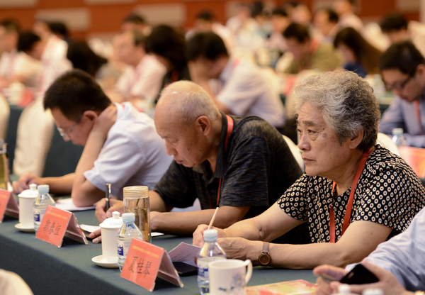 中國國民黨革命委員會北京市第十三次代表大會閉幕會上，黨員認真聽會。26