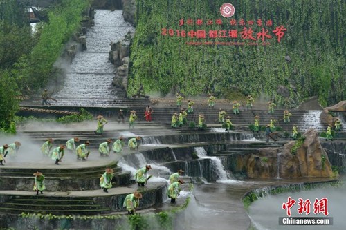 資料圖：都江堰放水節(jié)重現(xiàn)千年放水盛況。劉杰 攝