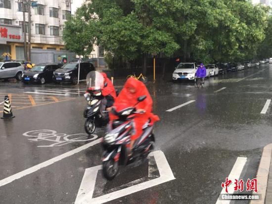 圖為北京市民雨中騎行。 <a target='_blank' href='http://www.chinanews.com/' >中新網(wǎng)</a>記者 富宇 攝