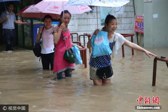 圖為南京市雨花臺區(qū)，市民在水中艱難出行。圖片來源：視覺中國