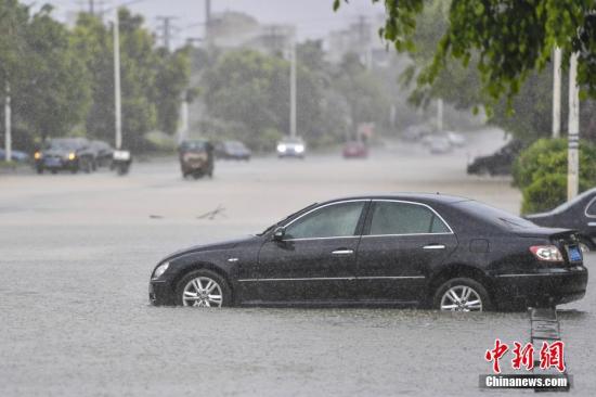 6月13日，廣東惠州惠東縣新平大道上，汽車在積水中拋錨。受今年2號臺風“苗柏”影響，惠州市區(qū)和大亞灣、惠陽、惠東縣出現(xiàn)內(nèi)澇。<a target='_blank' href='http://www.chinanews.com/'>中新社</a>記者 陳驥旻 攝