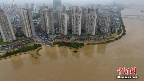 7月3日，因受連日暴雨影響，廣西柳江河柳州段出現(xiàn)超警戒水位。圖為被水淹的柳州市濱江東路。 王以照 攝