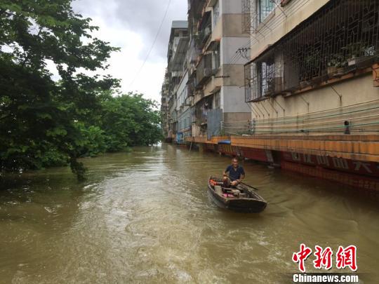 廣東民眾淡定迎接特大暴雨：水漫腳邊照跳廣場(chǎng)舞