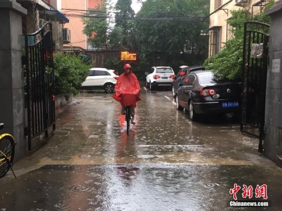 資料圖：6月23日清晨，北京降雨持續(xù)，并出現(xiàn)了短時大雨。 <a target='_blank' href='http://www.chinanews.com/' >中新網(wǎng)</a>記者 富宇 攝