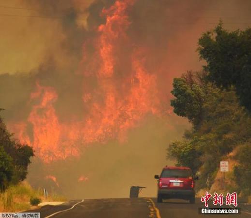 加州地區(qū)高溫持續(xù)，洛杉磯的氣溫更打破了131年來的最高紀(jì)錄。居高不下的氣溫為撲救工作帶來了很大困難。圖為加州圣巴巴拉市154號高速公路上的場景。