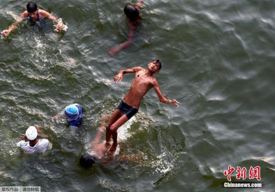 今年夏天，世界各地迎來持續(xù)高溫天氣。世界氣象組織(WMO)指出，在觀測歷史上最熱的2016年的氣候現(xiàn)象后，專家預(yù)計今年也將持續(xù)或多發(fā)熱浪及大雨等極端天氣，主要是由于溫室氣體濃度和海水表面溫度的上升加劇了全球變暖。世界各地紛紛進入“燒烤模式”。圖為當(dāng)?shù)貢r間6月16日，印度阿拉哈巴德，一名男孩在亞穆納河嬉水。