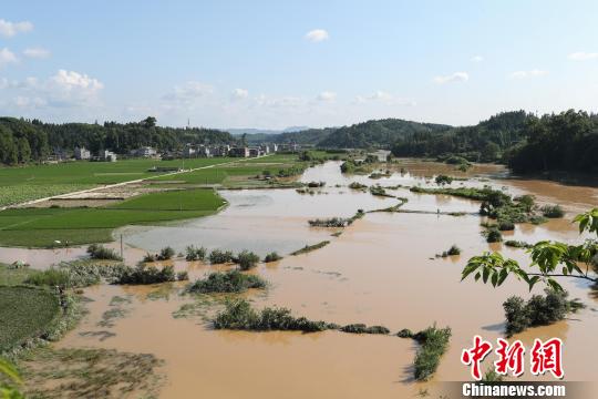 資料圖：黎平縣高屯街道絞便村外被洪水沖毀的農(nóng)田?！≠R俊怡 攝