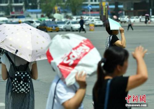 7月11日，河北石家莊民眾高溫中出行。該省氣象臺(tái)發(fā)布高溫紅色預(yù)警信號(hào)，受強(qiáng)暖氣團(tuán)影響，預(yù)計(jì)當(dāng)日下午，部分地區(qū)最高氣溫可達(dá)37-39℃，局地超過(guò)40℃。 <a target='_blank' href='http://www.chinanews.com/'>中新社</a>記者 翟羽佳 攝