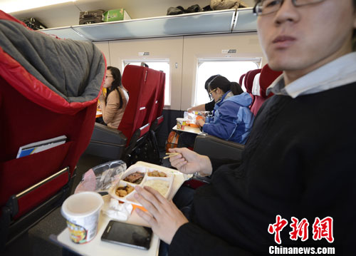 圖為G801次列車一等座席的乘客在品嘗列車提供的餐食。<a target='_blank' href='http://www.chinanews.com/'>中新社</a>發(fā) 侯宇 攝