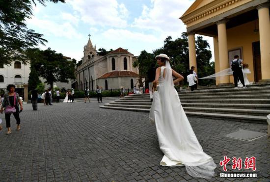 美麗的鼓浪嶼吸引了許多情侶前來拍攝婚紗照，也將鼓浪嶼變成愛的小島。 張斌 攝