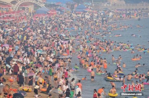 2017年7月12日，青島市第一海水浴場日迎數(shù)萬游客前來避暑納涼。<a target='_blank' href='http://www.chinanews.com/'>中新社</a>發(fā) 王海濱 攝 圖片來源：CNSPHOTO