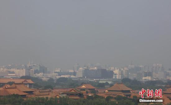 7月13日，高溫、高濕度空氣籠罩下的北京城區(qū)依舊處在高溫黃色預(yù)警中，當(dāng)日預(yù)報(bào)最高氣溫為36℃。 <a target='_blank' href='http://www.chinanews.com/'>中新社</a>記者 楊可佳 攝