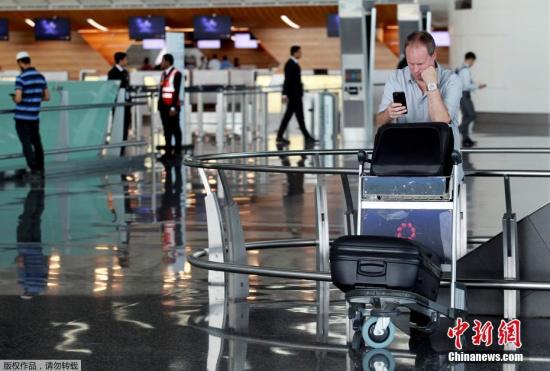 此前，阿聯(lián)酋航空、埃及航空等相繼暫停往返卡塔爾首都多哈的航班，沙特等國甚至禁止卡塔爾航空班機越過領(lǐng)空，令中東航空樞紐多哈的哈馬德國際機場陷入混亂。