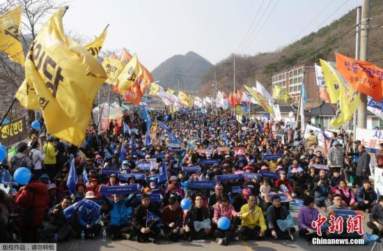 當(dāng)?shù)貢r間2017年3月18日，韓國星州郡，民眾集會抗議，要求取消部署“薩德”。