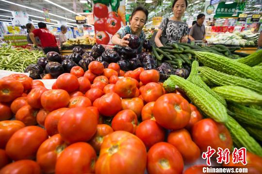 資料圖：山西太原民眾在超市選購蔬菜?！堅?攝