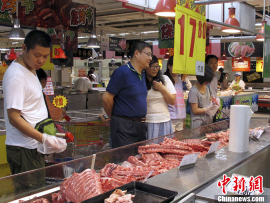 資料圖：北京市市民在超市選購豬肉。<a target='_blank' href='http://www.chinanews.com/'>中新社</a>發(fā) 李慧思 攝