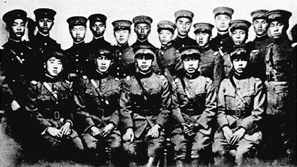 1926年，法國牟拉納航校18名中國學員留影。前排右二為高志航。