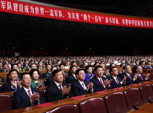 7月28日，慶祝中國(guó)人民解放軍建軍90周年文藝晚會(huì)《在黨的旗幟下》在北京人民大會(huì)堂舉行。中共中央總書記、國(guó)家主席、中央軍委主席習(xí)近平和李克強(qiáng)、張德江、俞正聲、劉云山、王岐山、張高麗等黨和國(guó)家領(lǐng)導(dǎo)人，與首都3000多名各界群眾一起觀看演出。