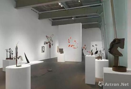 豪瑟沃斯蘇黎世展覽‘亞歷山大·考爾德 / 大衛(wèi)·史密斯’（Alexander Calder / David Smith）現(xiàn)場(chǎng)圖。? 考爾德基金會(huì)，紐約 / 2017 ProLitteris，蘇黎世，大衛(wèi)·史密斯藝術(shù)資產(chǎn)，圖片：大衛(wèi)·史密斯藝術(shù)資產(chǎn)，考爾德基金會(huì)，豪瑟沃斯