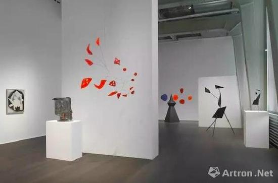 豪瑟沃斯蘇黎世展覽‘亞歷山大·考爾德 / 大衛(wèi)·史密斯’（Alexander Calder / David Smith）現(xiàn)場(chǎng)圖。? 考爾德基金會(huì)，紐約 / 2017 ProLitteris，蘇黎世，大衛(wèi)·史密斯藝術(shù)資產(chǎn)，圖片：大衛(wèi)·史密斯藝術(shù)資產(chǎn)，考爾德基金會(huì)，豪瑟沃斯