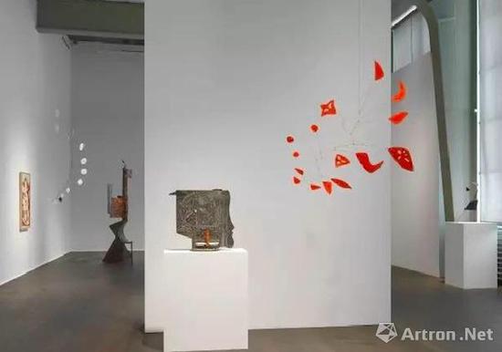 豪瑟沃斯蘇黎世展覽‘亞歷山大·考爾德 / 大衛(wèi)·史密斯’（Alexander Calder / David Smith）現(xiàn)場(chǎng)圖。? 考爾德基金會(huì)，紐約 / 2017 ProLitteris，蘇黎世，大衛(wèi)·史密斯藝術(shù)資產(chǎn)，圖片：大衛(wèi)·史密斯藝術(shù)資產(chǎn)，考爾德基金會(huì)，豪瑟沃斯