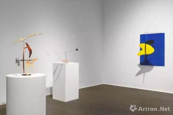 豪瑟沃斯蘇黎世展覽‘亞歷山大·考爾德 / 大衛(wèi)·史密斯’（Alexander Calder / David Smith）現(xiàn)場(chǎng)圖。? 考爾德基金會(huì)，紐約 / 2017 ProLitteris，蘇黎世，大衛(wèi)·史密斯藝術(shù)資產(chǎn)，圖片：大衛(wèi)·史密斯藝術(shù)資產(chǎn)，考爾德基金會(huì)，豪瑟沃斯