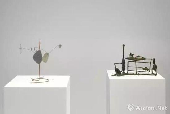 豪瑟沃斯蘇黎世展覽‘亞歷山大·考爾德 / 大衛(wèi)·史密斯’（Alexander Calder / David Smith）現(xiàn)場(chǎng)圖。? 考爾德基金會(huì)，紐約 / 2017 ProLitteris，蘇黎世，大衛(wèi)·史密斯藝術(shù)資產(chǎn)，圖片：大衛(wèi)·史密斯藝術(shù)資產(chǎn)，考爾德基金會(huì)，豪瑟沃斯